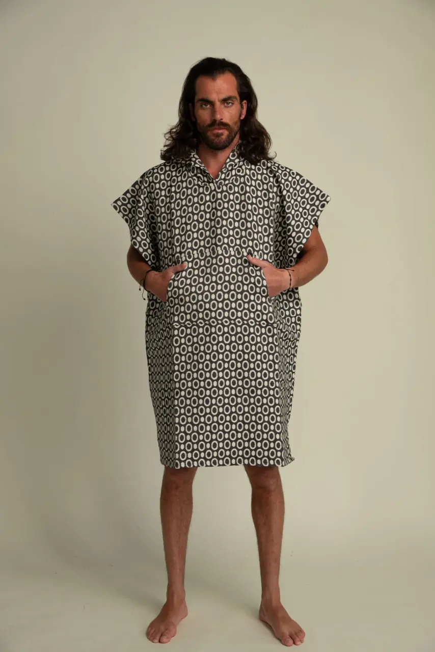 Futah - Pulse Black Adult Poncho (1)