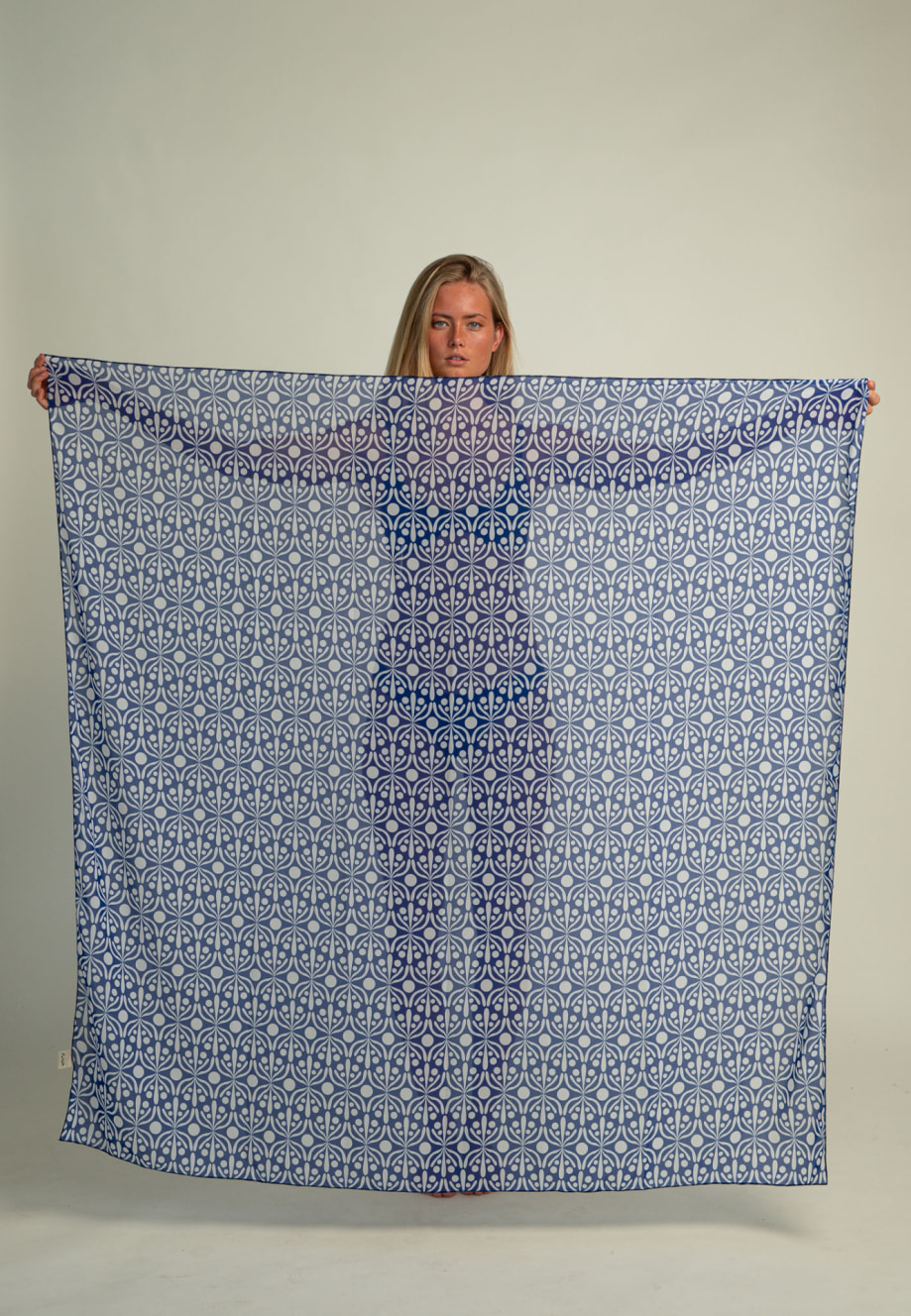 Futah - Pareo Flora Blau & weiß (1)