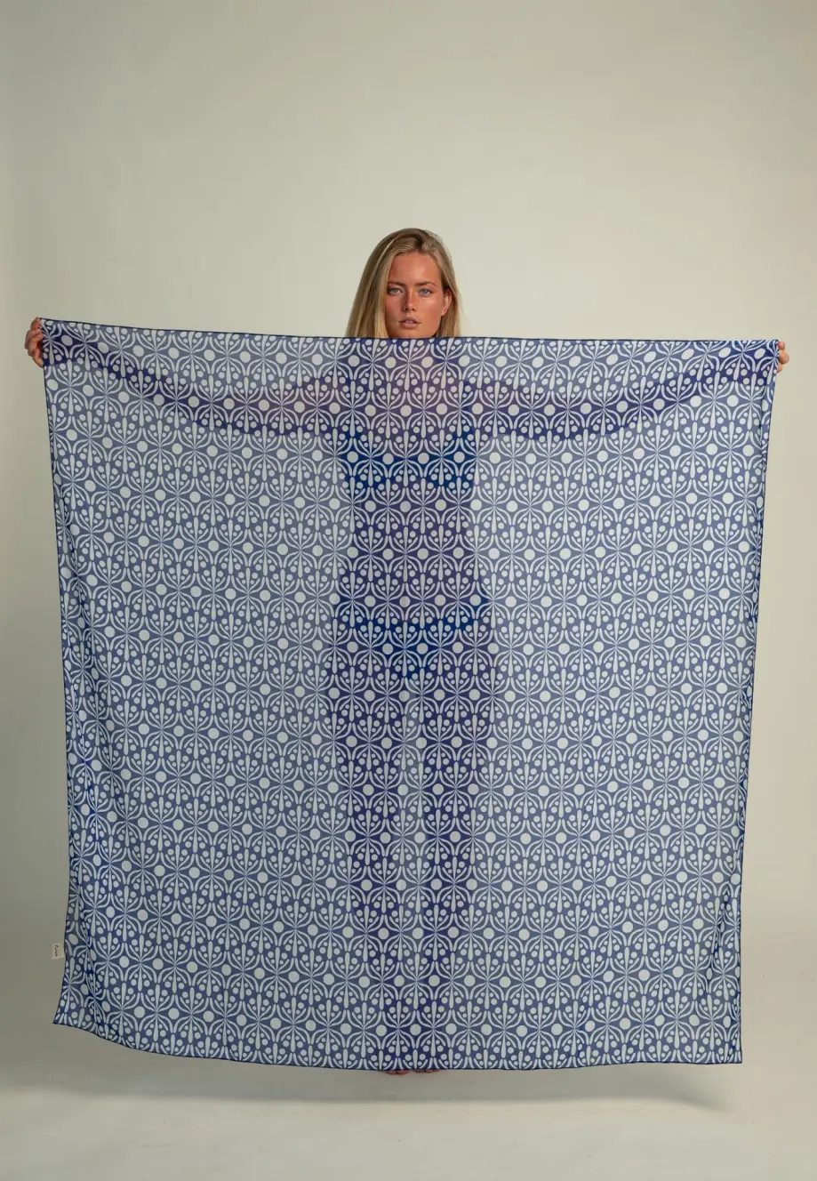 Futah - Pareo Flora Blau & weiß (1)